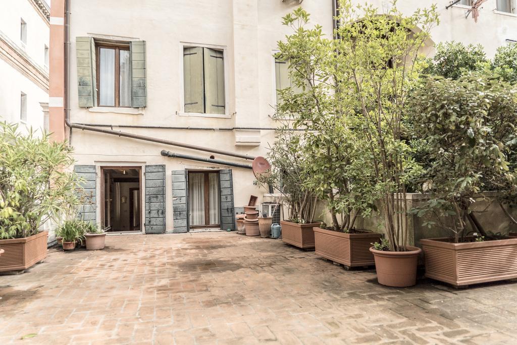 Accademia Terrazza Apartment Венеция Екстериор снимка