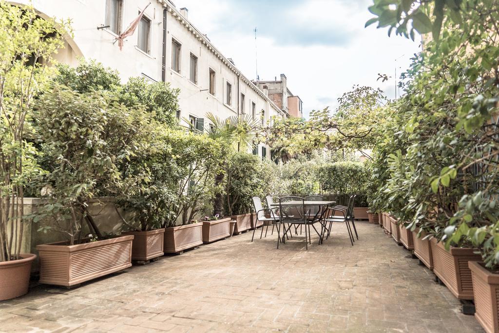 Accademia Terrazza Apartment Венеция Екстериор снимка