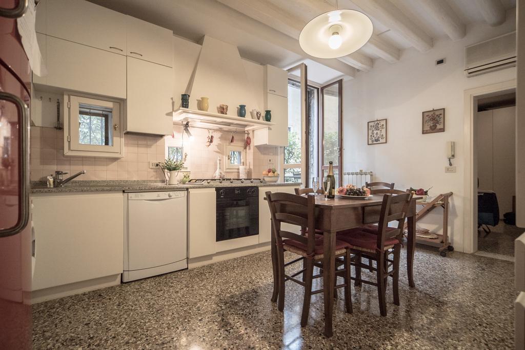 Accademia Terrazza Apartment Венеция Екстериор снимка