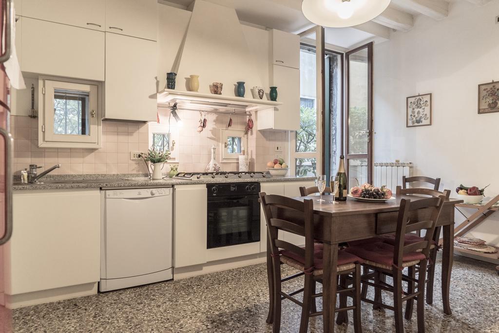 Accademia Terrazza Apartment Венеция Екстериор снимка